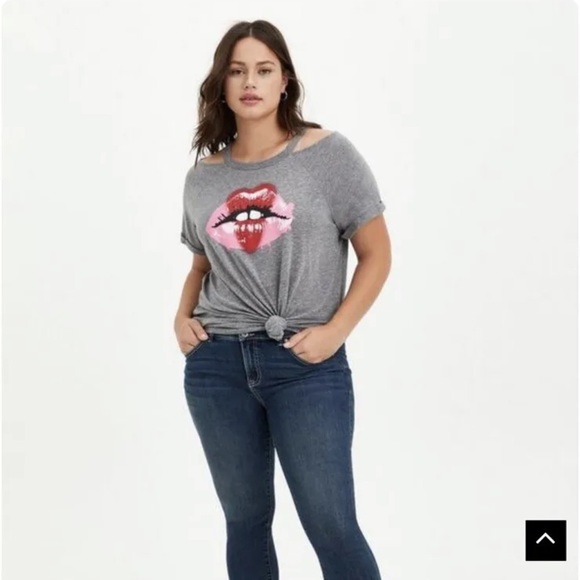 Torrid grey cold shoulder lips tee. Size 2. Nwt. - Picture 3 of 8